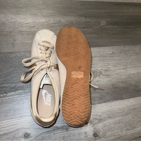 Women’s Nike sneaker - Picture 9 of 9